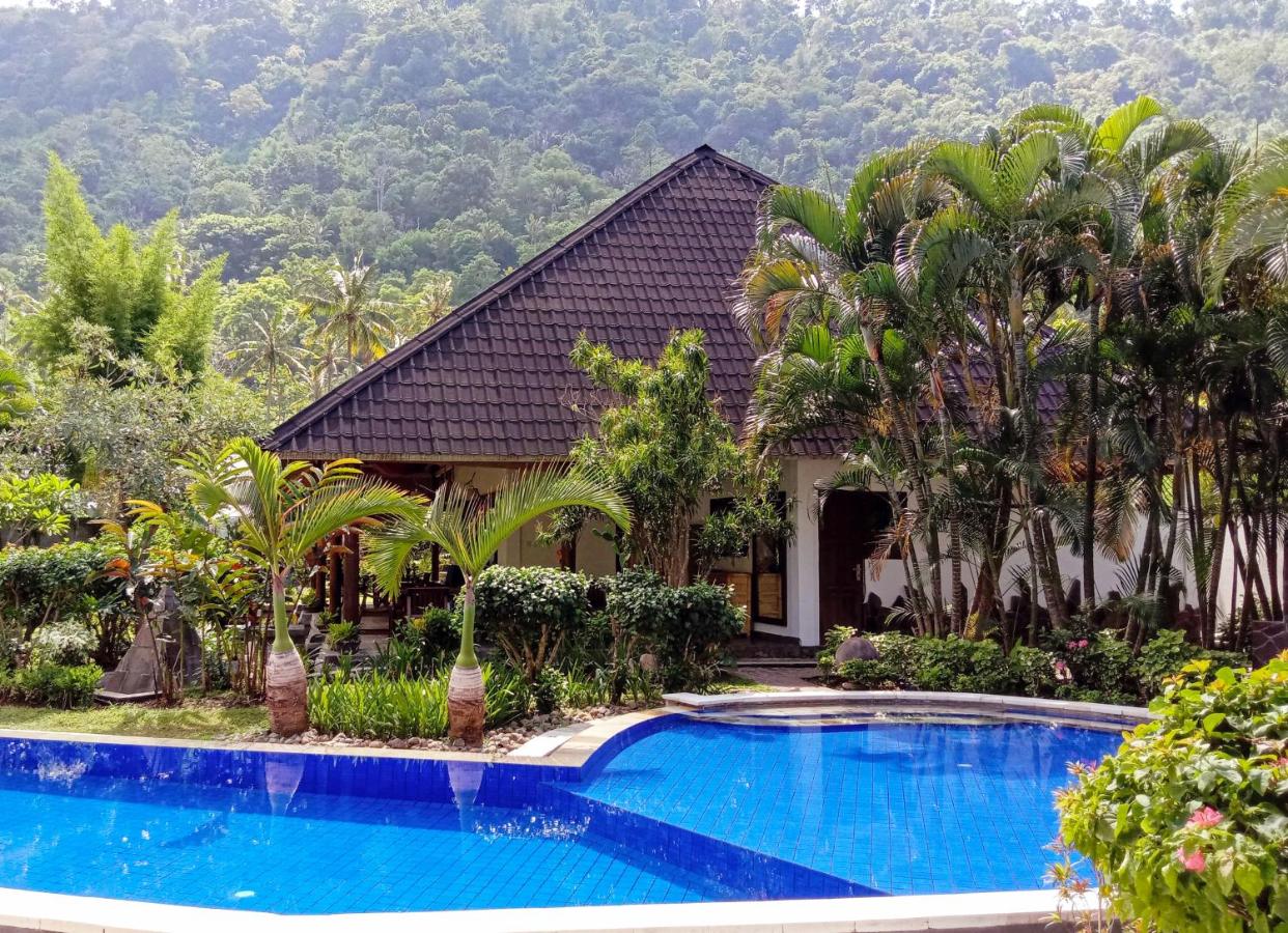 Villa Senang Senggigi - Bed and Breakfast