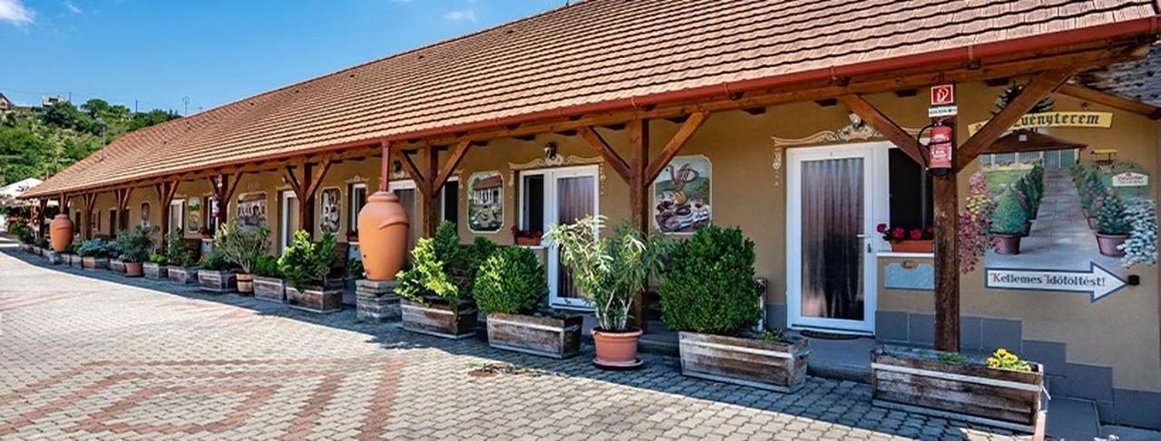 B&B Tatabánya - Vadvirág Vendéglő és Panzió - Bed and Breakfast Tatabánya