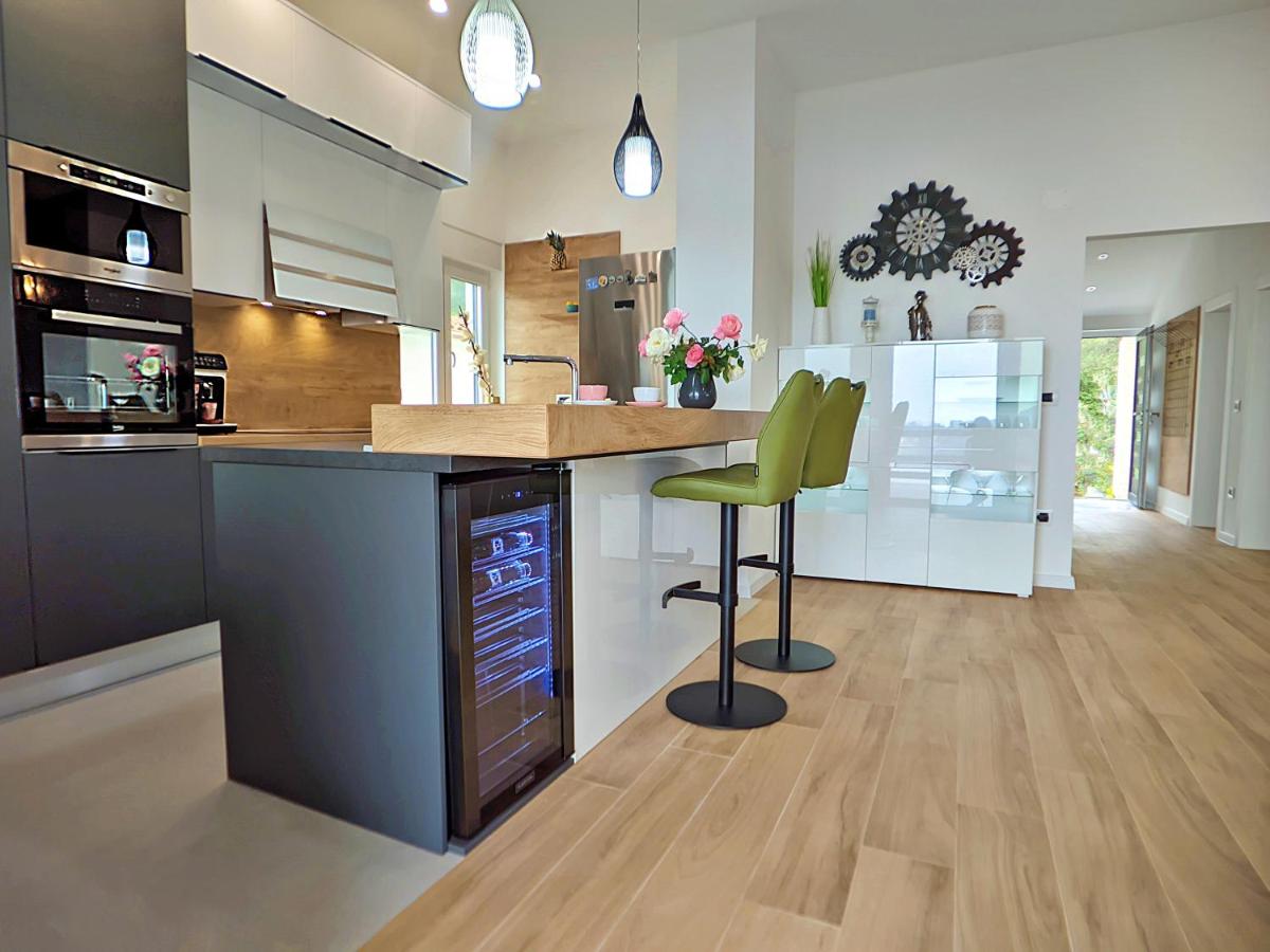 Luxury Sunrise Jacuzzi Apts, 50 m from the beach - Chambres d’hôtes Kali