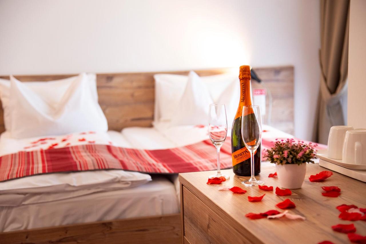 Camera Matrimoniale con Balcone e Vista Collina