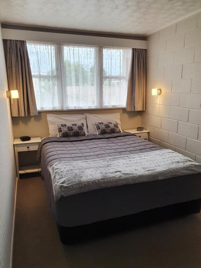 Zimmer mit Queensize-Bett und Gartenblick