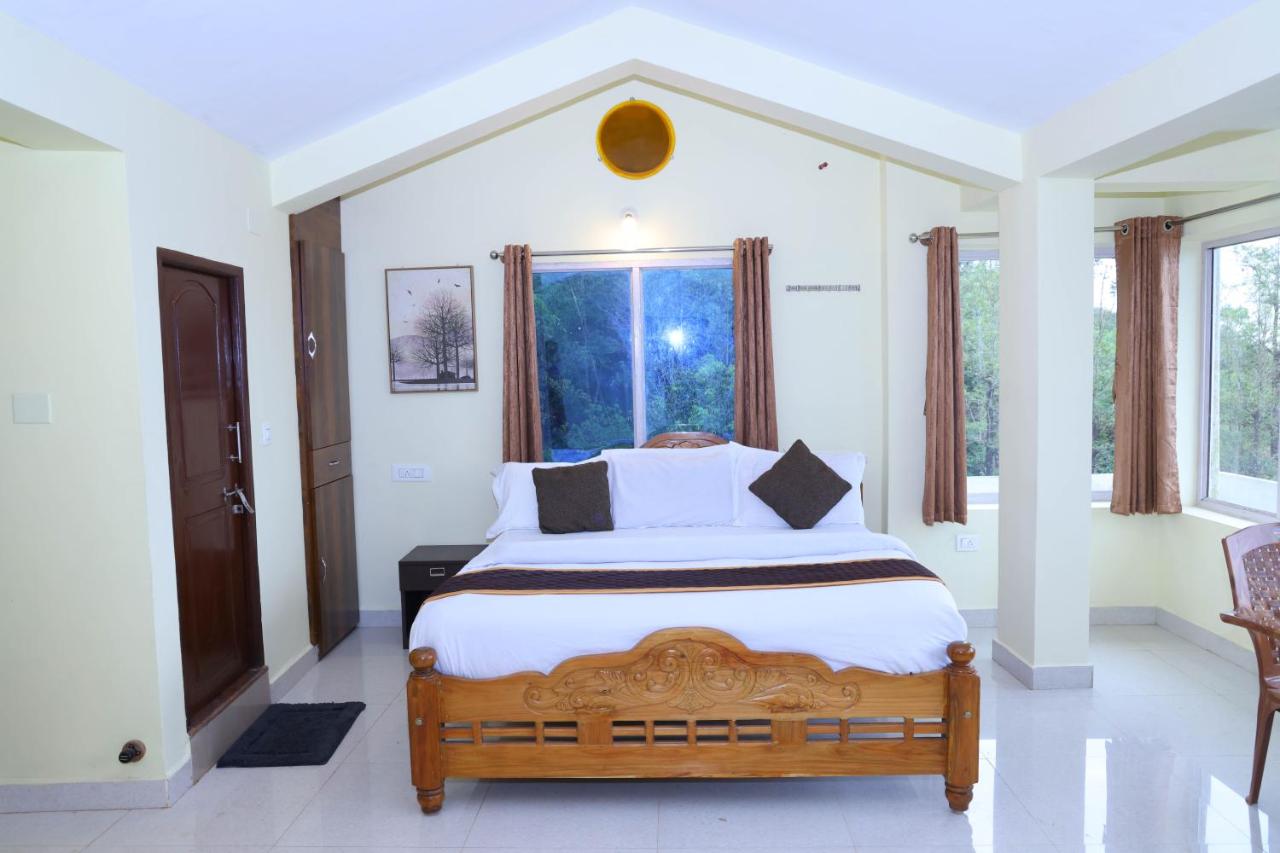 Habitación con cama grande y balcón