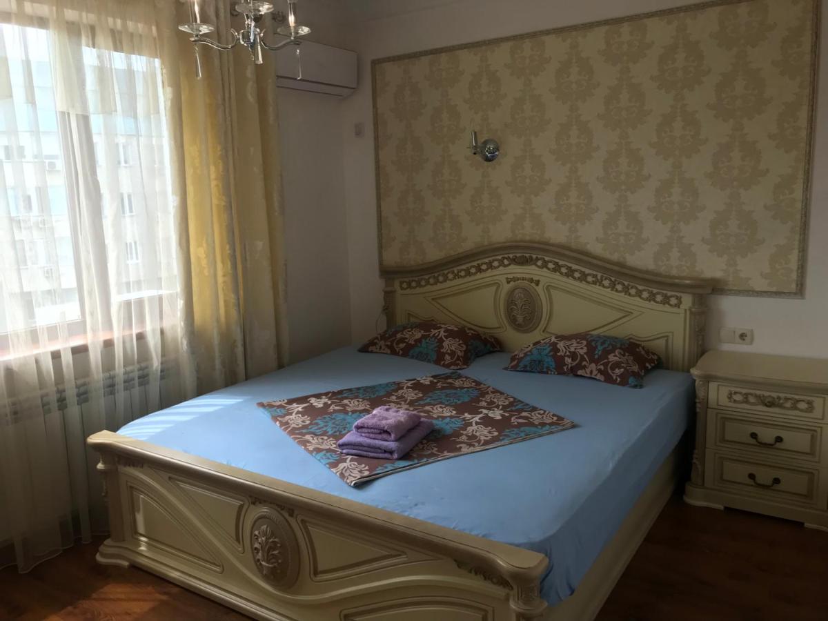 B&B Atıraw - 1 комнатная квартира на Жарбосынова 71 - Bed and Breakfast Atıraw