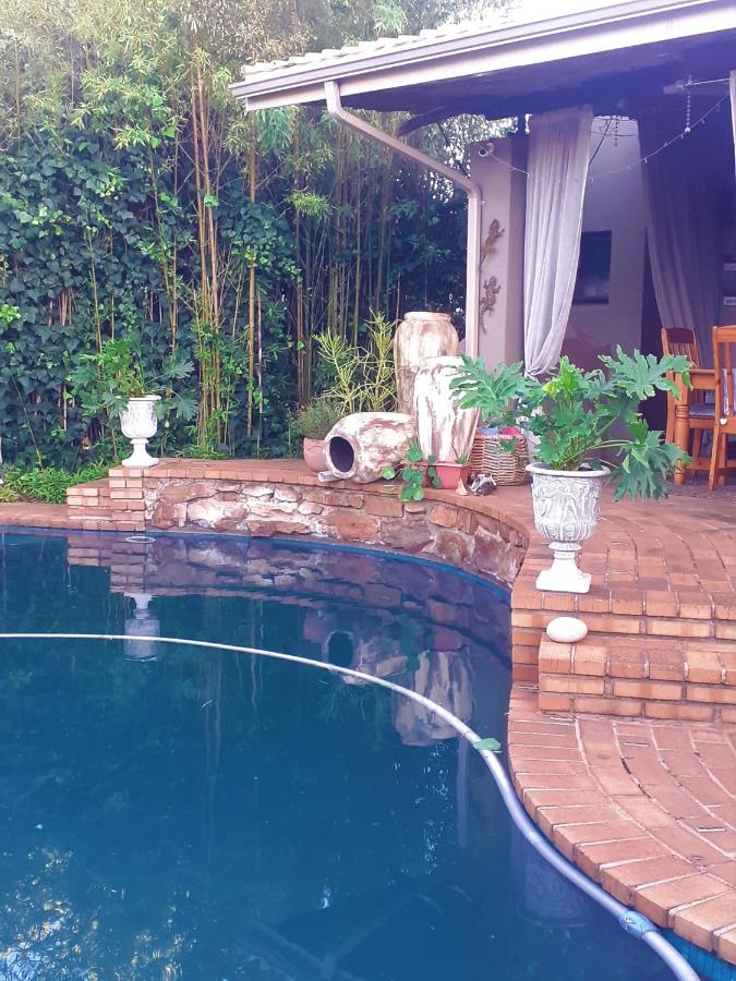 B&B Germiston - Stunning BnB in Gorgeous Garden Setting - Bed and Breakfast Germiston