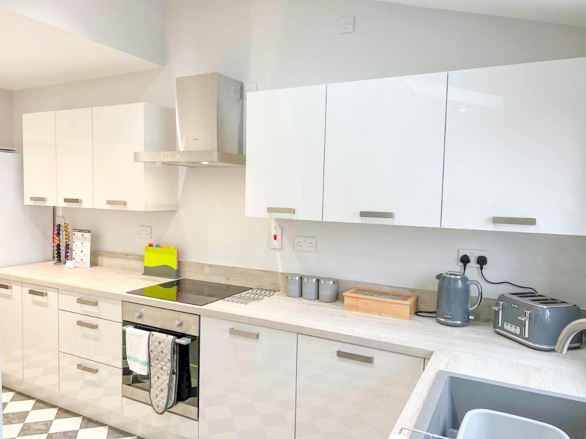 B&B Birmingham - Arden House -Modern, Stylish 3-bed near Solihull, NEC, Resorts World, Airport,HS2 - Bed and Breakfast Birmingham