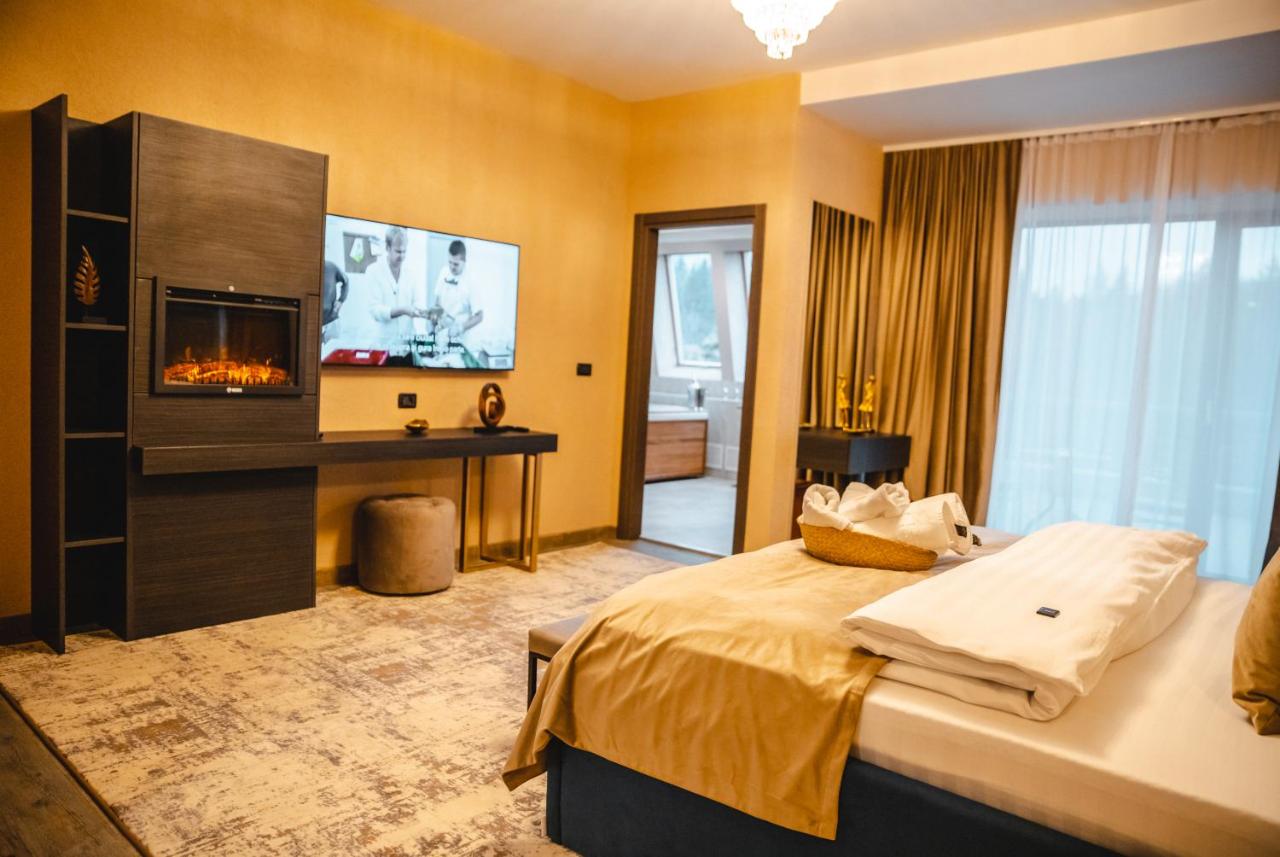 Deluxe Double Room with Hot Tube & Mountain View