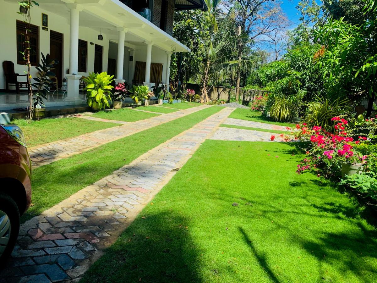 B&B Polonnaruwa - Geethani Tourists Home - Bed and Breakfast Polonnaruwa