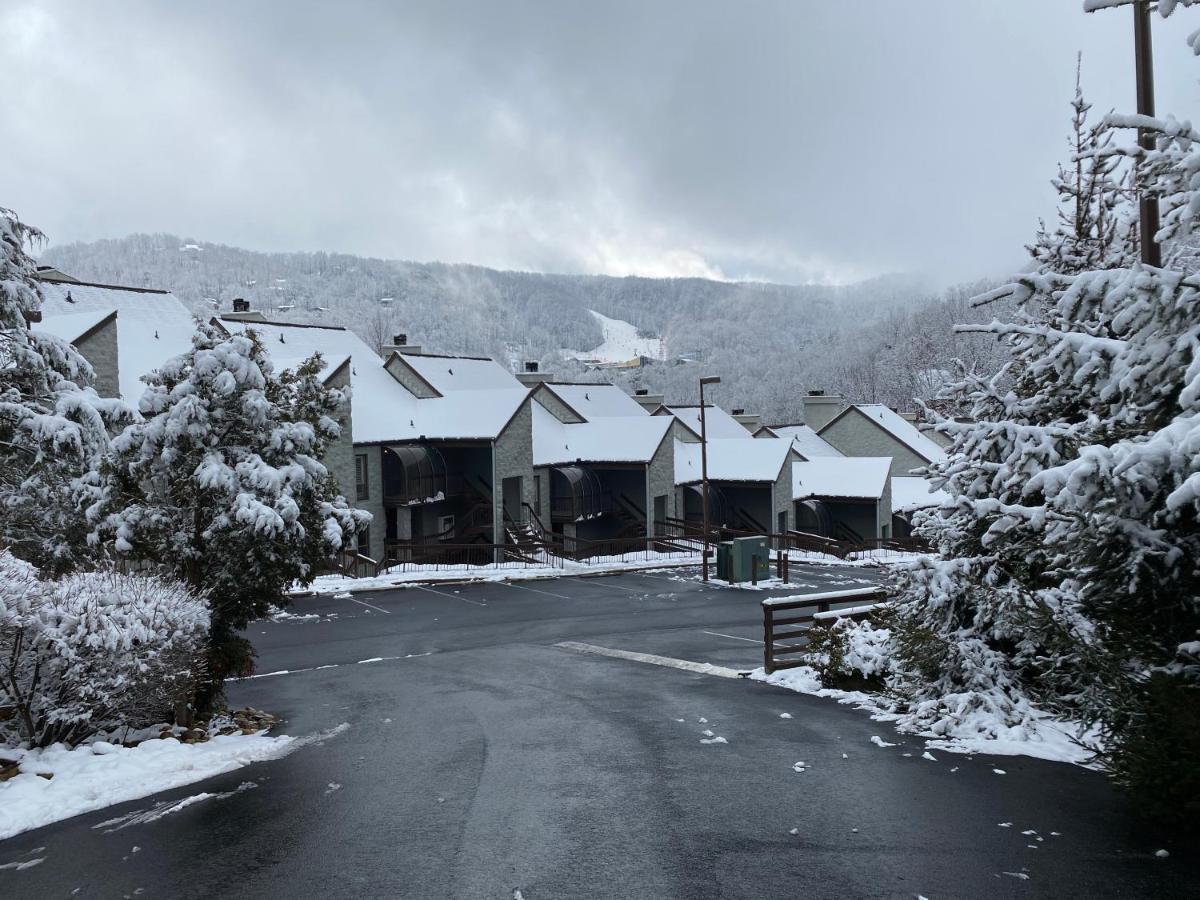 Two bedroom mountain condo, 2 minutes from ski resort, pool and clubhouse onsite ! - B&B Gatlinburg