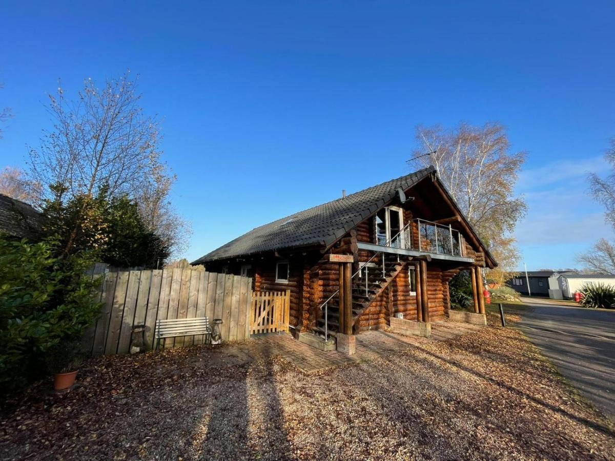 Woodpecker Log Cabin with hot tub, pizza oven bbq entertainment area, lakeside with private fishing peg situated at Tattershall Lakes - Chambres d'hôtes Tattershall