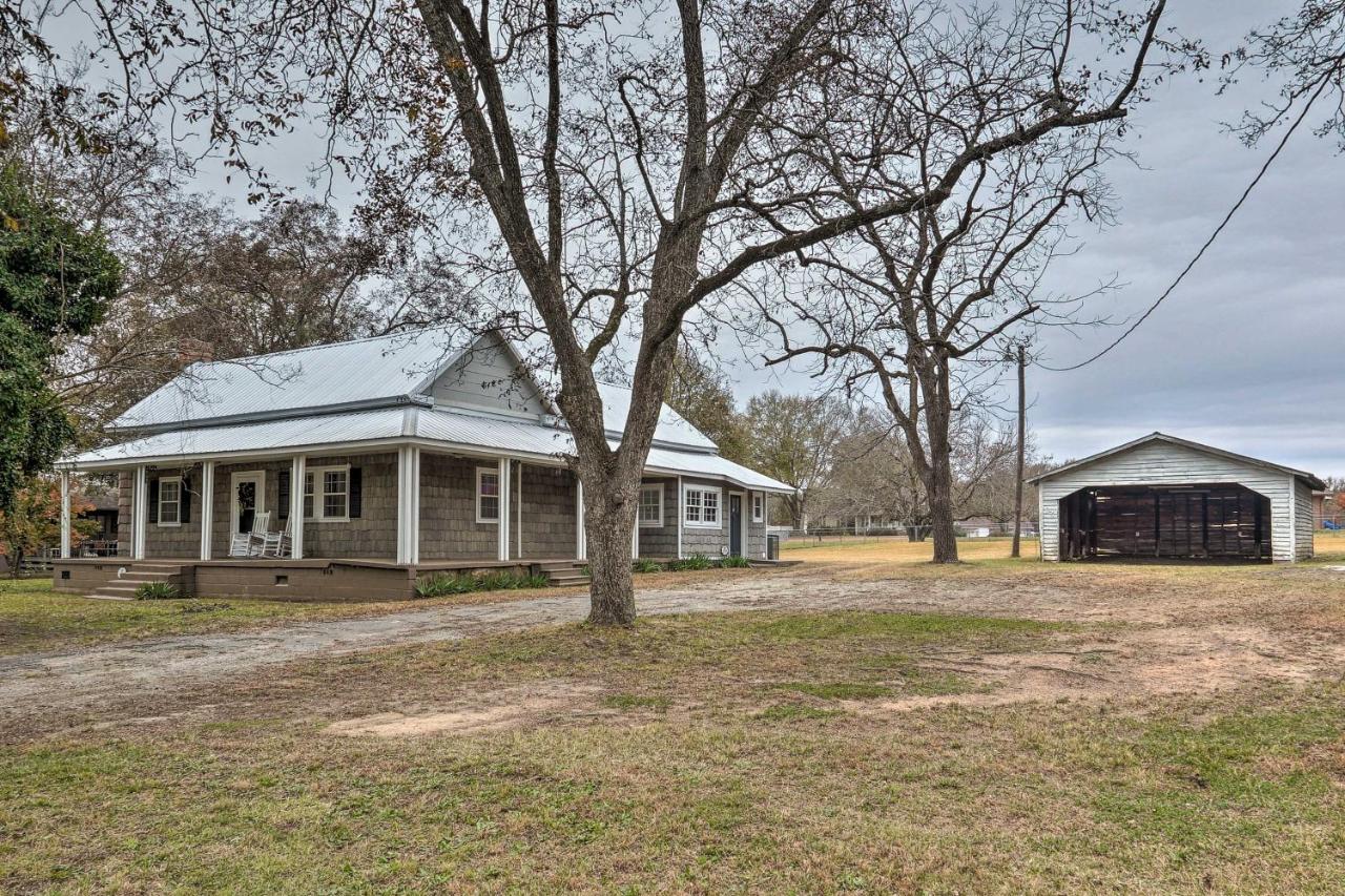 Traditional Southern House with Front Porch! - Chambres d’hôtes