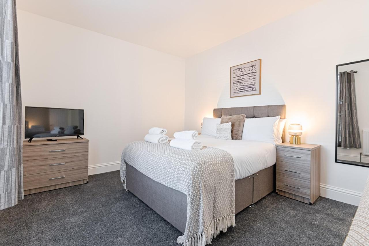 3 Baths - Off Road Parking - Garden - 4 Bed Home - Ferienwohnung Swansea
