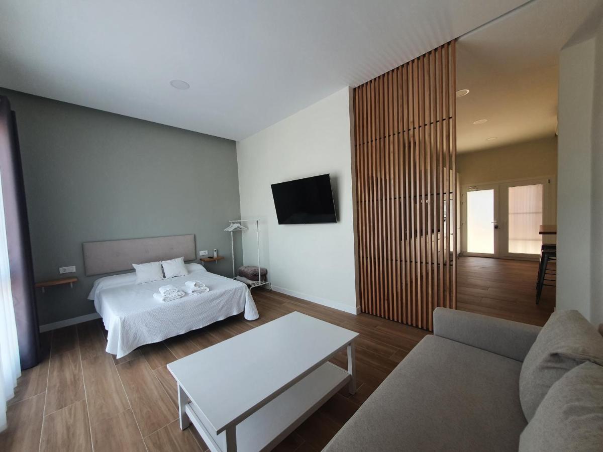 REDONDELA APARTMENTS - Bedroom, Bathroom & Kitchen - Chambres d’hôtes
