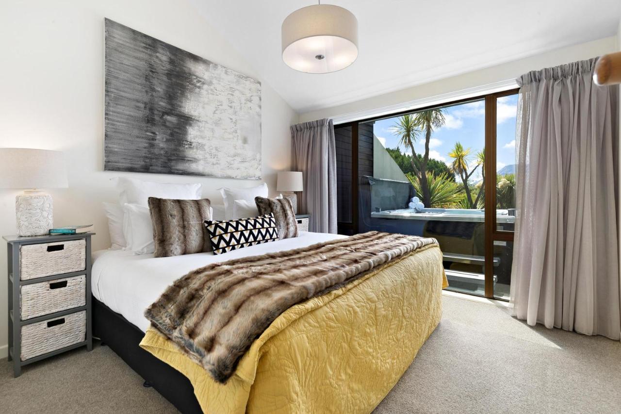 Two-Bedroom Lake View Villa and Private Spa