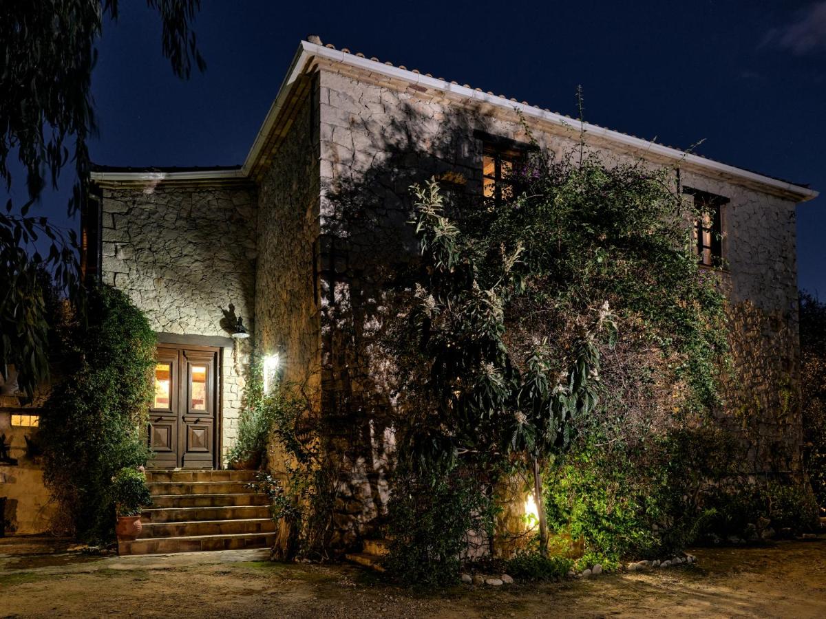 Vafias Villa - Tranquil Location, Ideal for Large Groups, by ZanteWize - Chambres d’hôtes Lithakiá