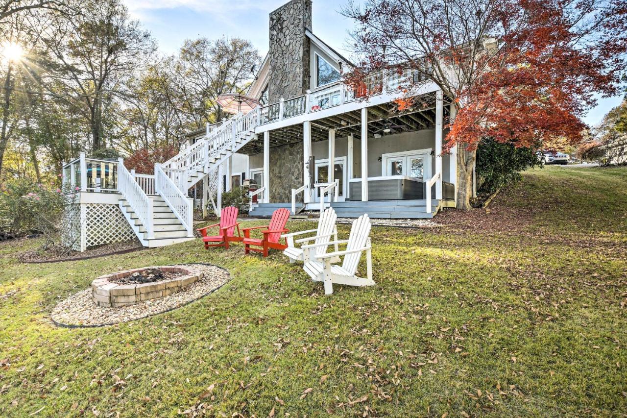 B&B Lavonia - Lake Hartwell Home with Private Dock and Hot Tub! - Bed and Breakfast Lavonia