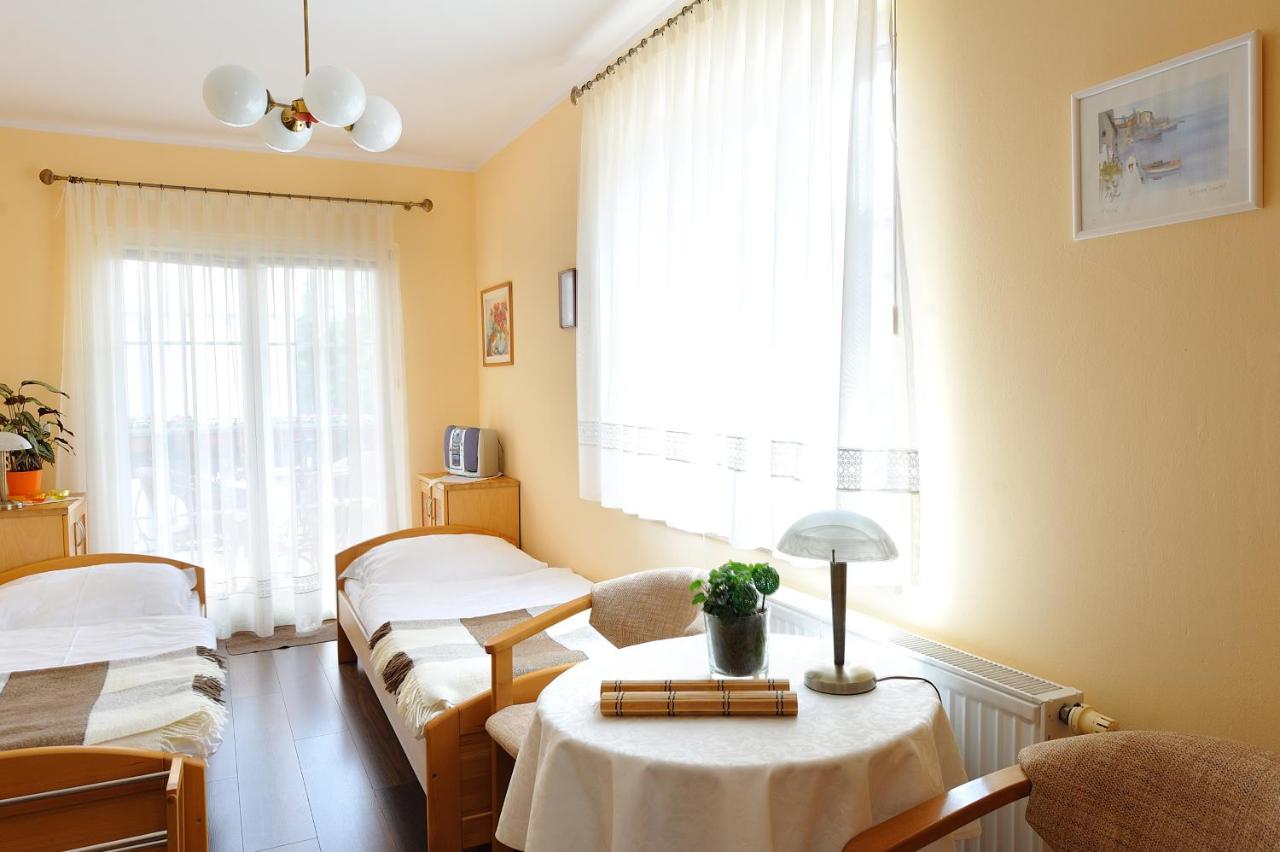 Zweibettzimmer mit Balkon