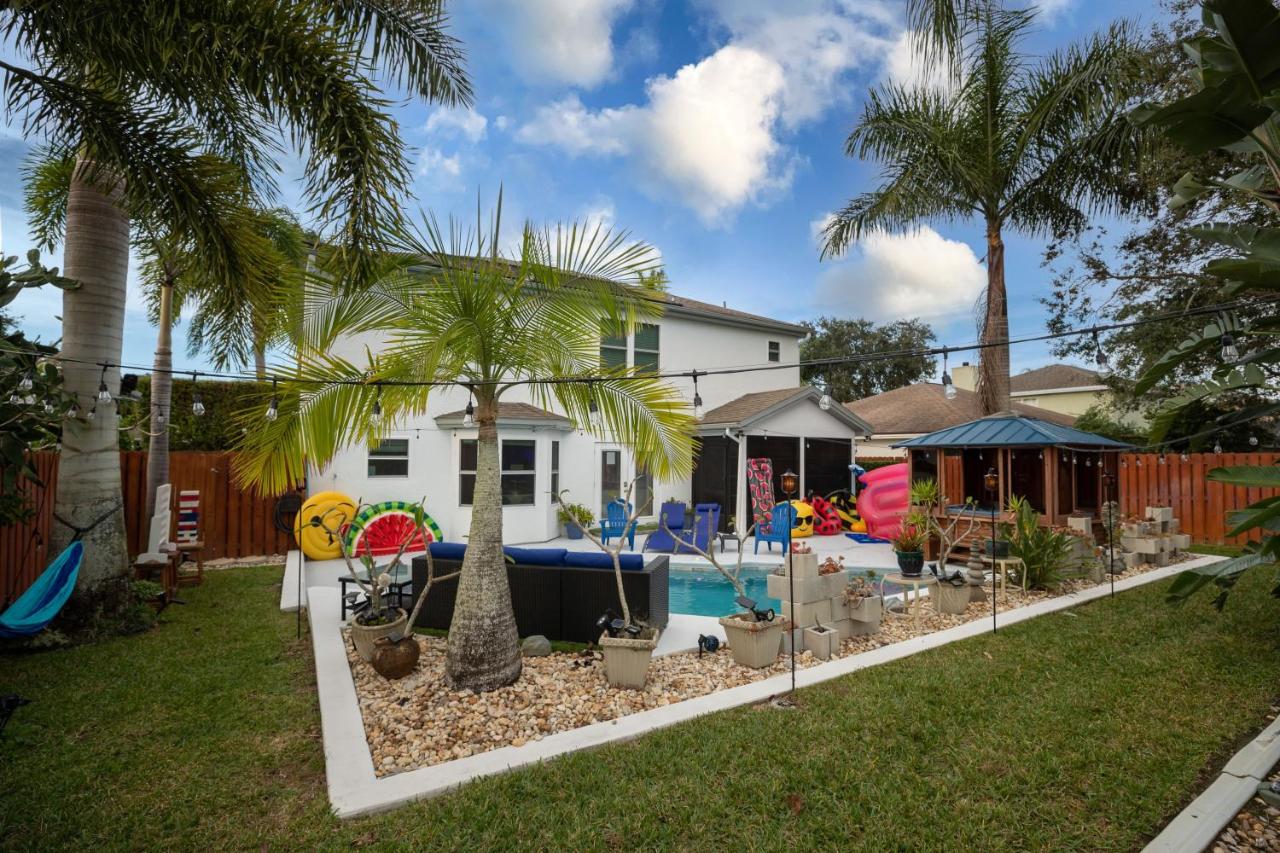 Gorgeous Urban Oasis withHot Tub, HEATED POOL and Private Movie Theater home - B&B