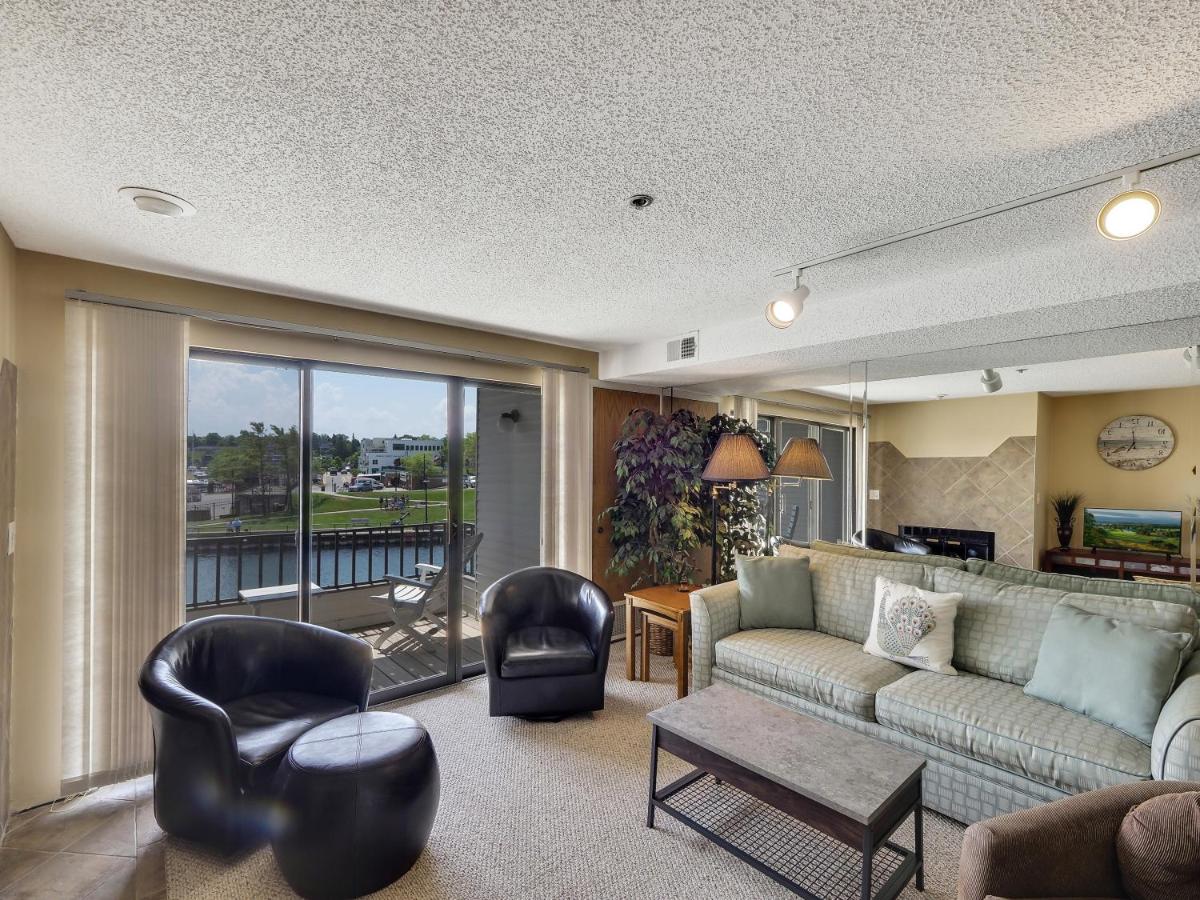 236 Edgewater Inn - Bed and Breakfast Charlevoix