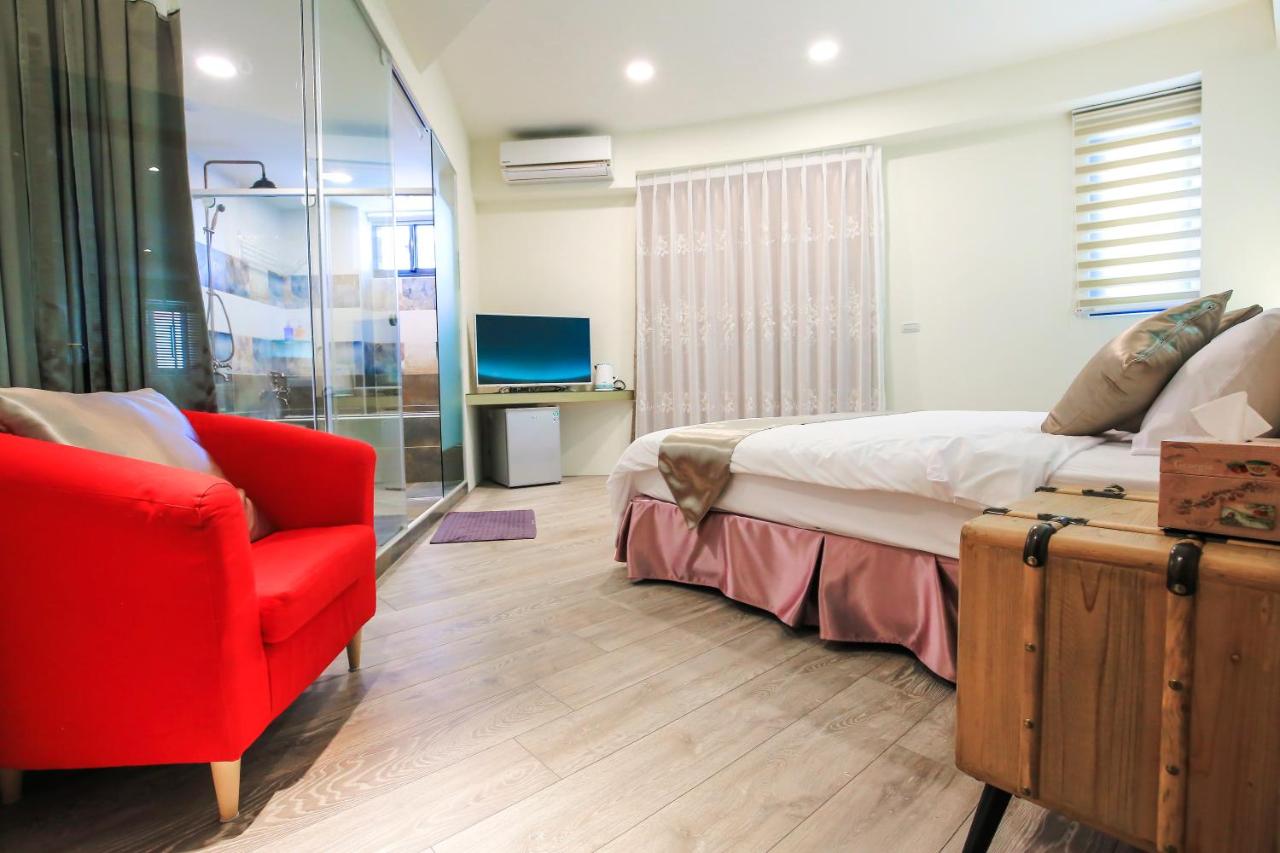Zimmer mit Queensize-Bett und Balkon