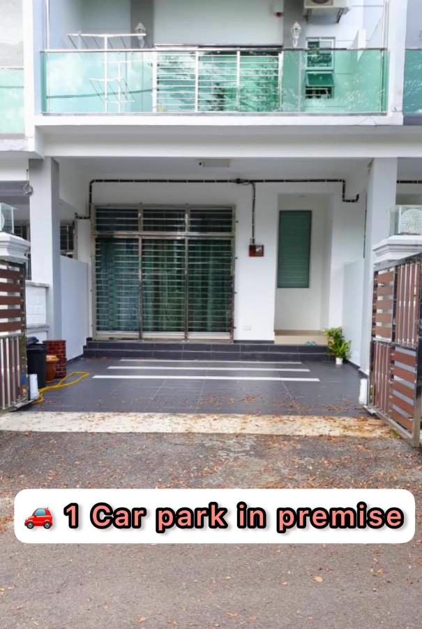 Entire 4 Bedroom Landed House, Yong Peng, Johor, Malaysia - Suitable for leisure, wedding & Big group travellers, Free Netflix, In- House Parking, 1min to Dragon Temple, 5 mins to MCD& KFC, 30 mins to Organic Farms - B&B