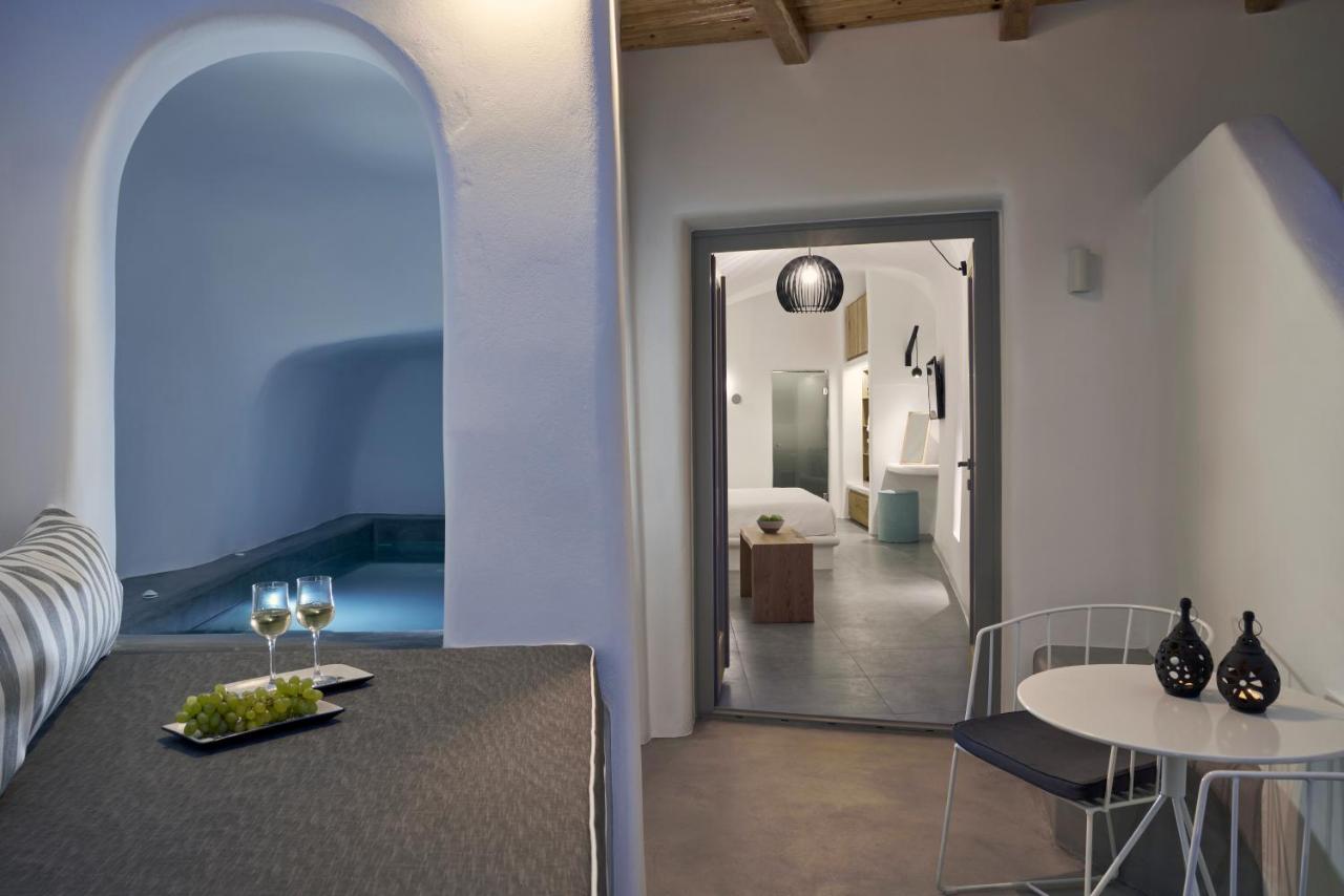 Superior Suite with Caldera View and Outdoor heated Mini Plunge Pool
