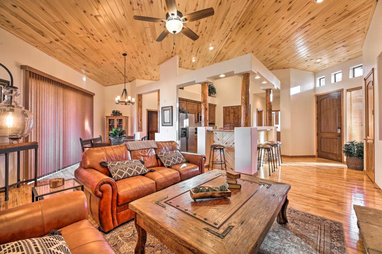 Hike and Explore Cozy Show Low Gem with Fireplace! - Bed and Breakfast Show Low