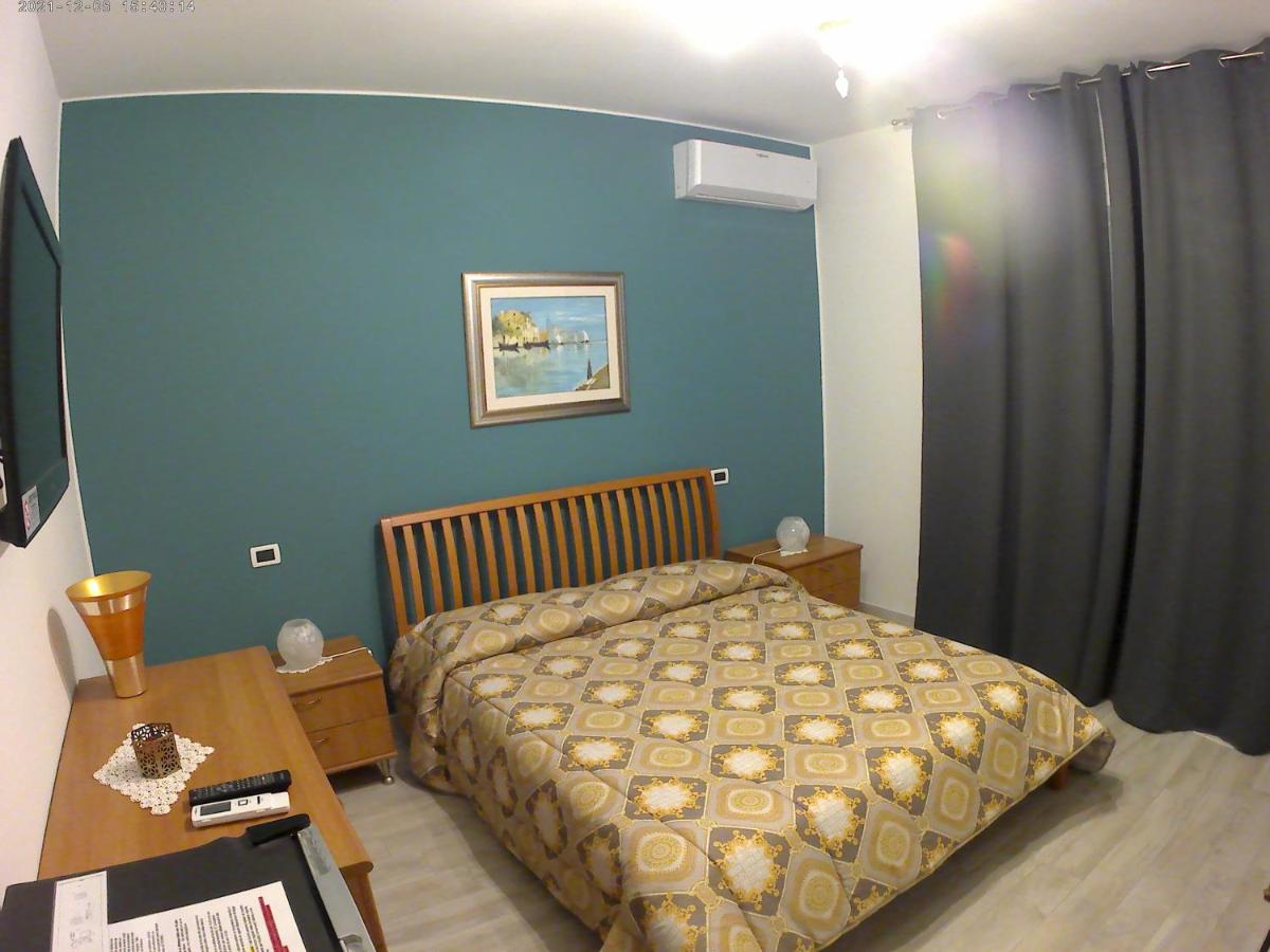 Camera Matrimoniale Deluxe (2 Adulti + 1 Bambino) 
