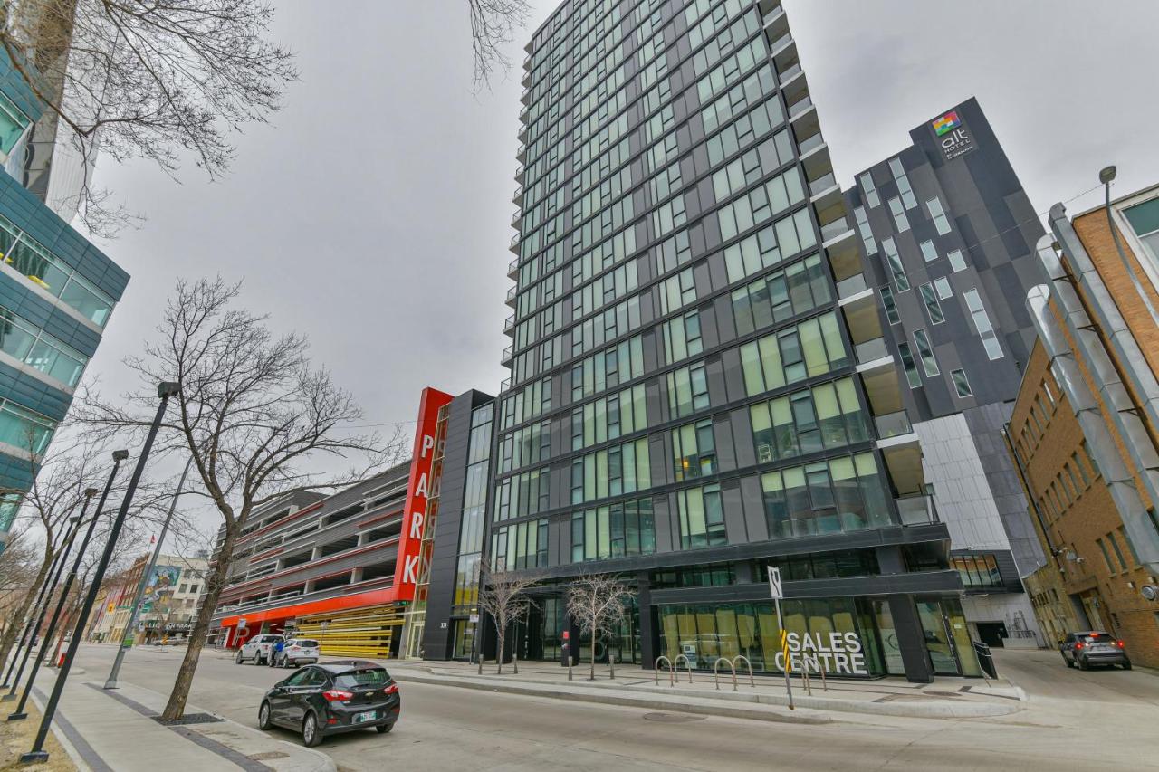 Luxury skyline condo in downtown FREE 24/7 parking - Chambres d’hôtes