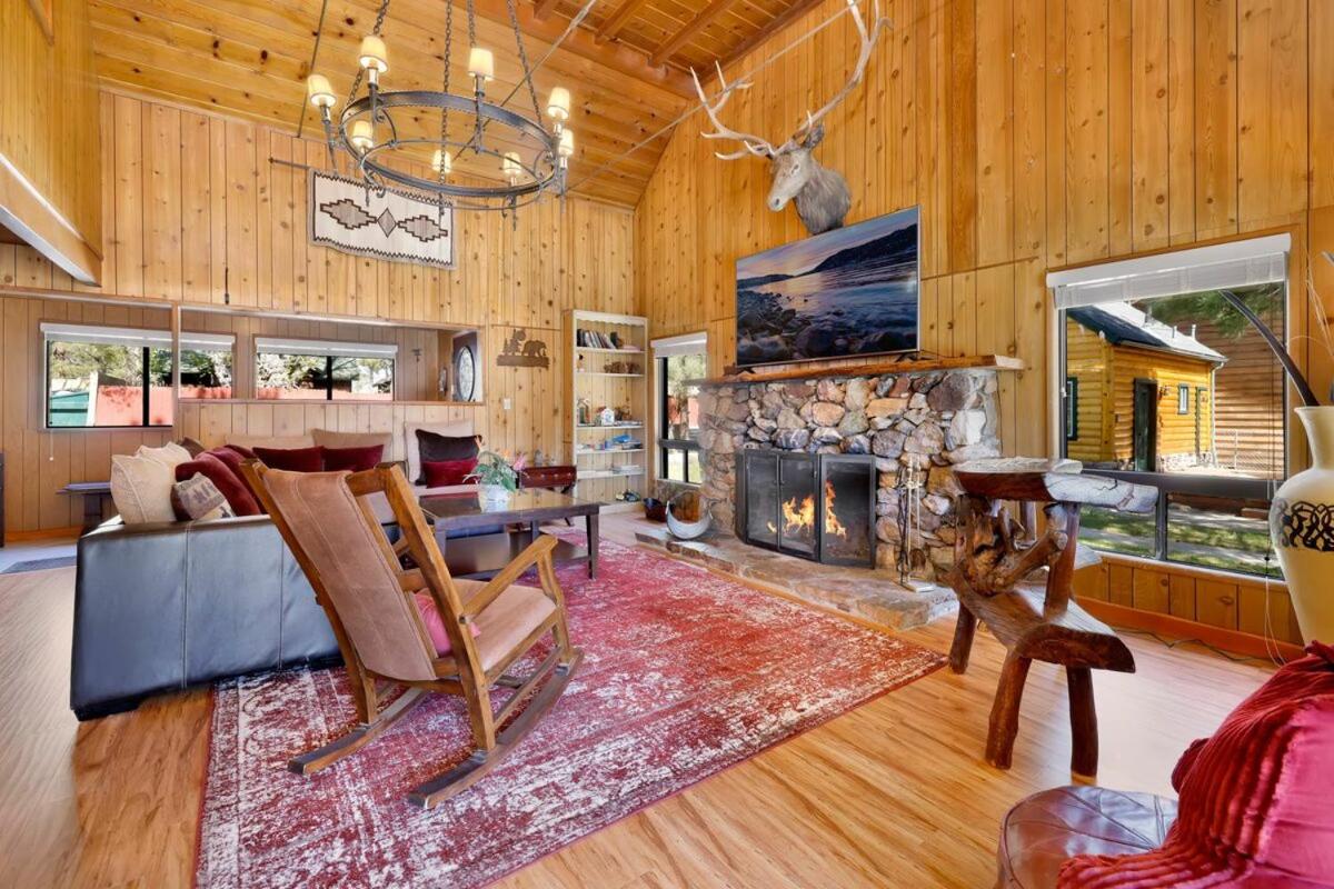 B&B Big Bear Lake - Lake adjacent rustic cabin w Game Room & Hot Tub - Bed and Breakfast Big Bear Lake