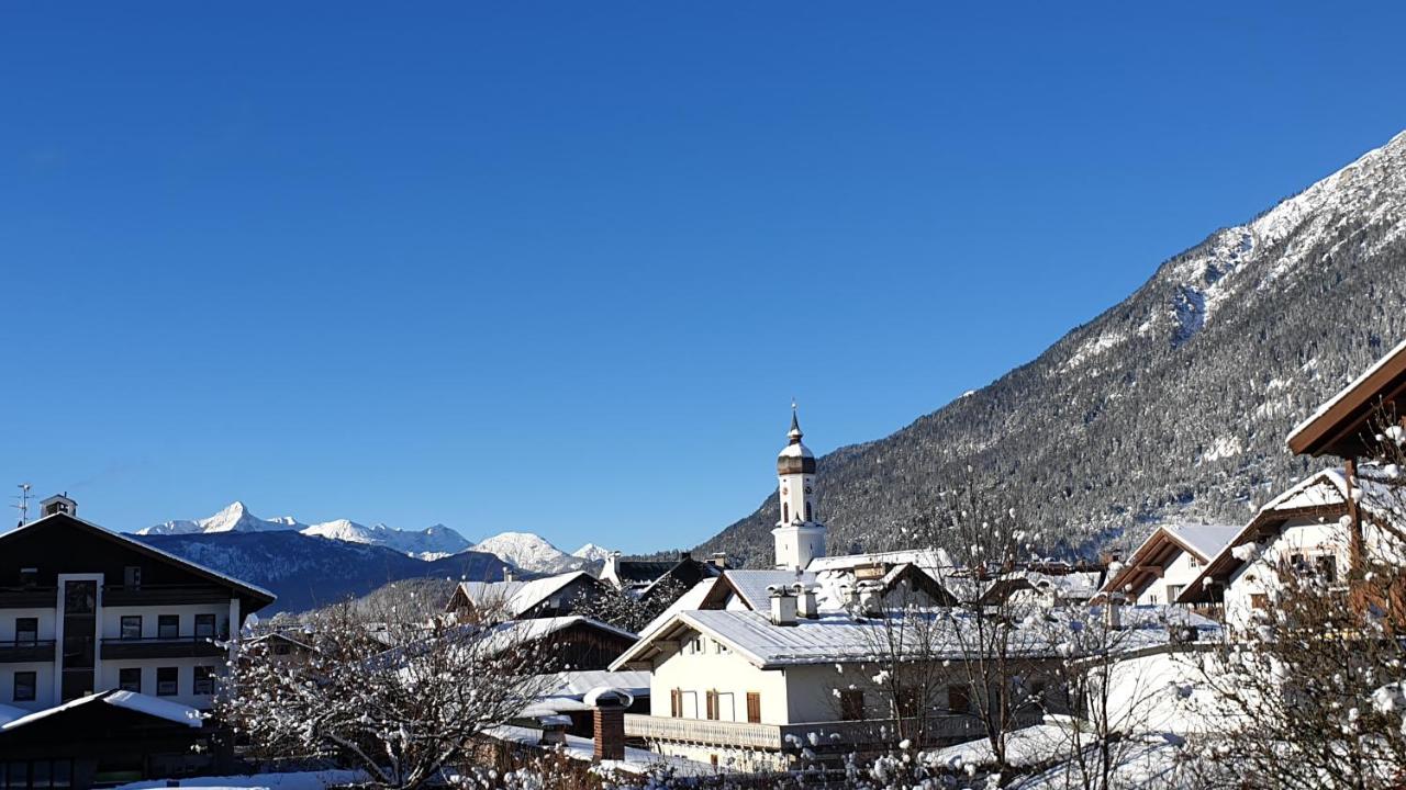Bunter Hirsch Ferienwohnung im Garmischer Zentrum - B&B Garmisch-Partenkirchen