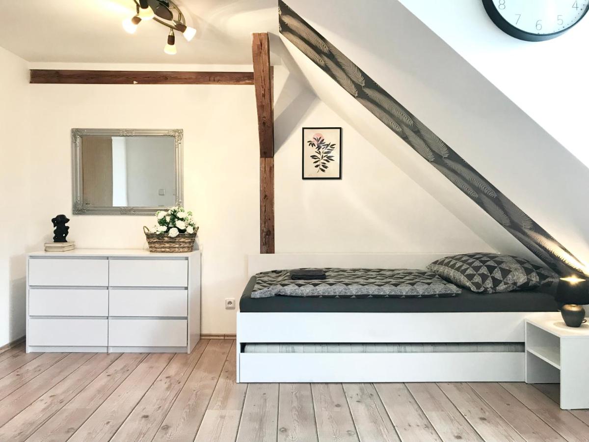 Tweepersoonskamer met 2 Aparte Bedden en Douche
