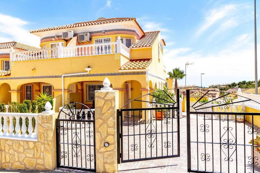 Fabulous 3 Bed House with 4 communal pools - B&B Igueste