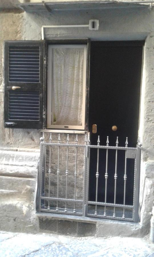 Monolocale fronte strada Napoli centro storico - B&B
