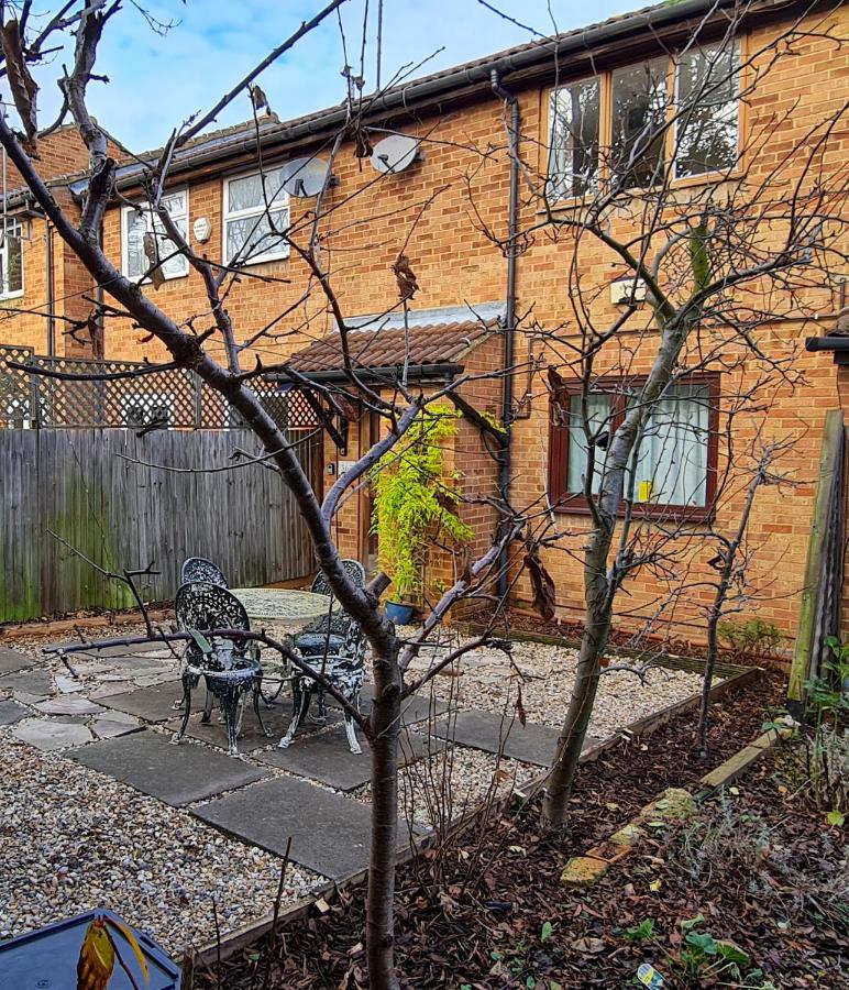 B&B Londen - SW19 - Quiet split-level 2-bedroom maisonette with garden - Bed and Breakfast Londen