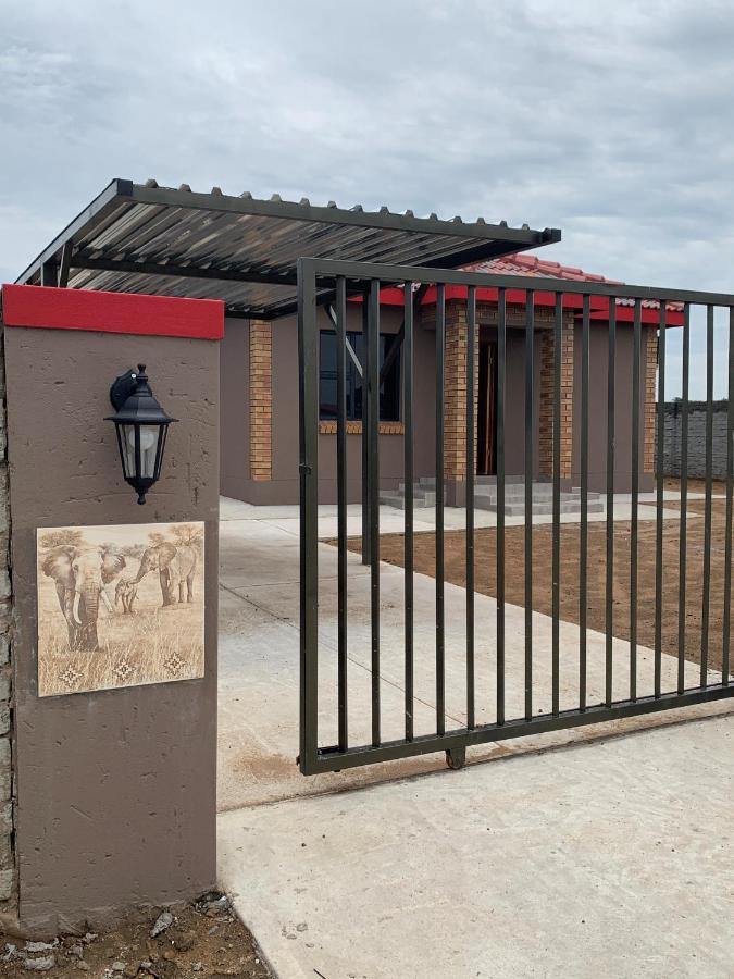 Elephant House, 2 bedroom House, Next to Pilanesberg and Sun City - B&B