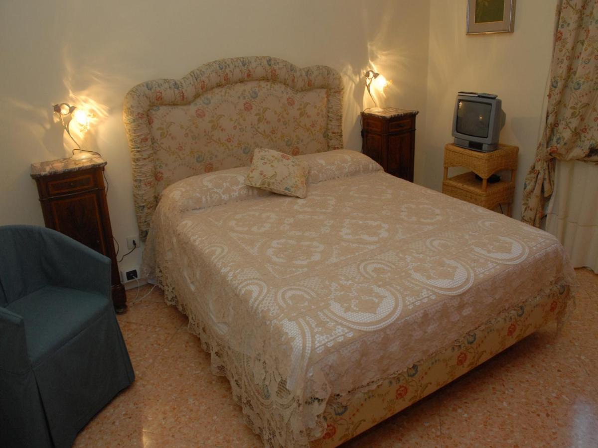 Zimmer mit Queensize-Bett und Gemeinschaftsbad