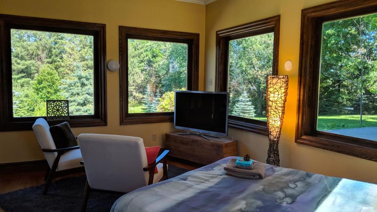 The Front Porch Room of a 140-Year-Old Victorian House - Ferienwohnung Orangeville