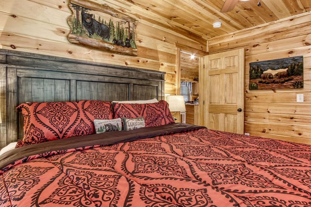 Bear Hugs, Free Tickets, Hot Tub, WIFI!!! - B&B Sevierville