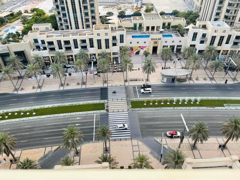 Lovely 1 Bedroom Luxury Apartment next to Burj Khalifa!! 24hr Concierge, Gym, Pool & Netflix - 29 Burj Boulevard in the heart of Downtown - Bed and Breakfast Dubai