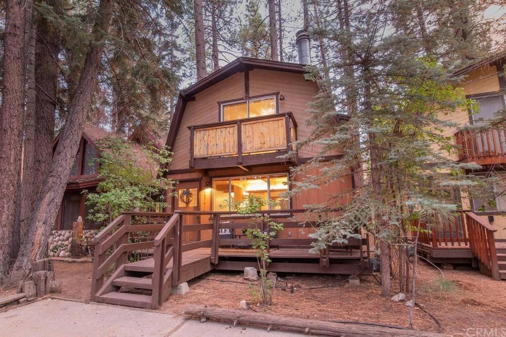 B&B Big Bear Lake - Summit Happy Cabin with HOT TUB! HIGH SPEED EV HOOKUP, CLOSE TO SLOPES - Bed and Breakfast Big Bear Lake