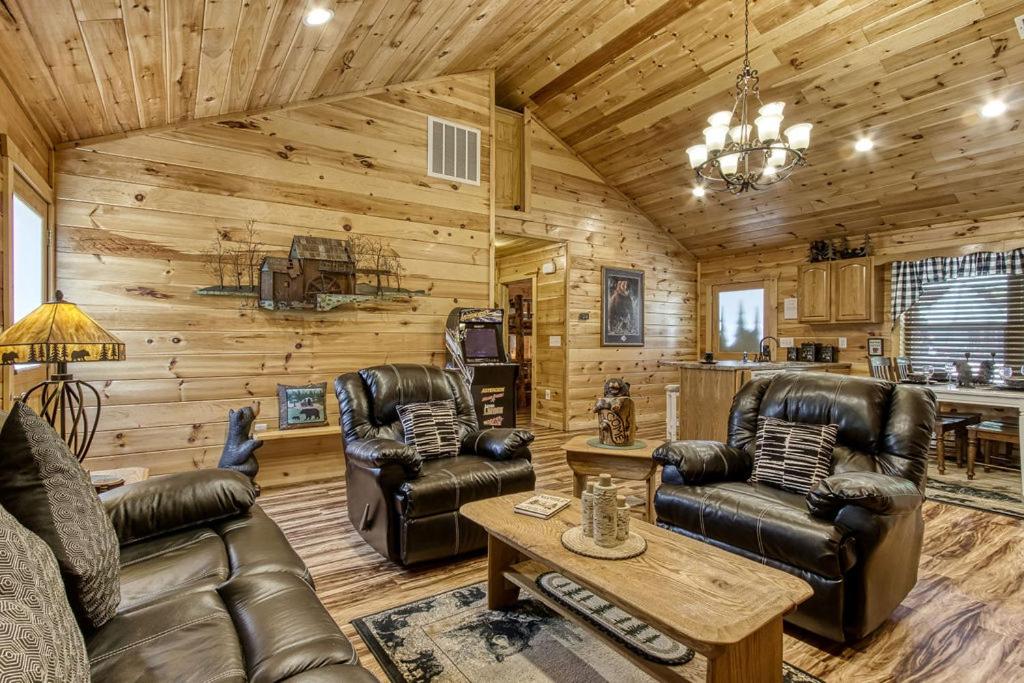 Bear Hugs, Free Tickets, Hot Tub, WIFI!!! - B&B Sevierville
