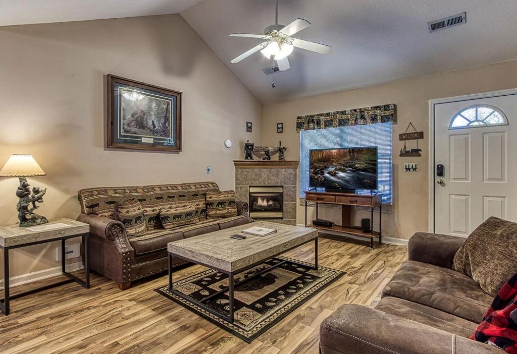 Rock of Ages, Hot Tub, Game Room, WIFI, Free Attraction Tickets, Near Parkway!!! - B&B