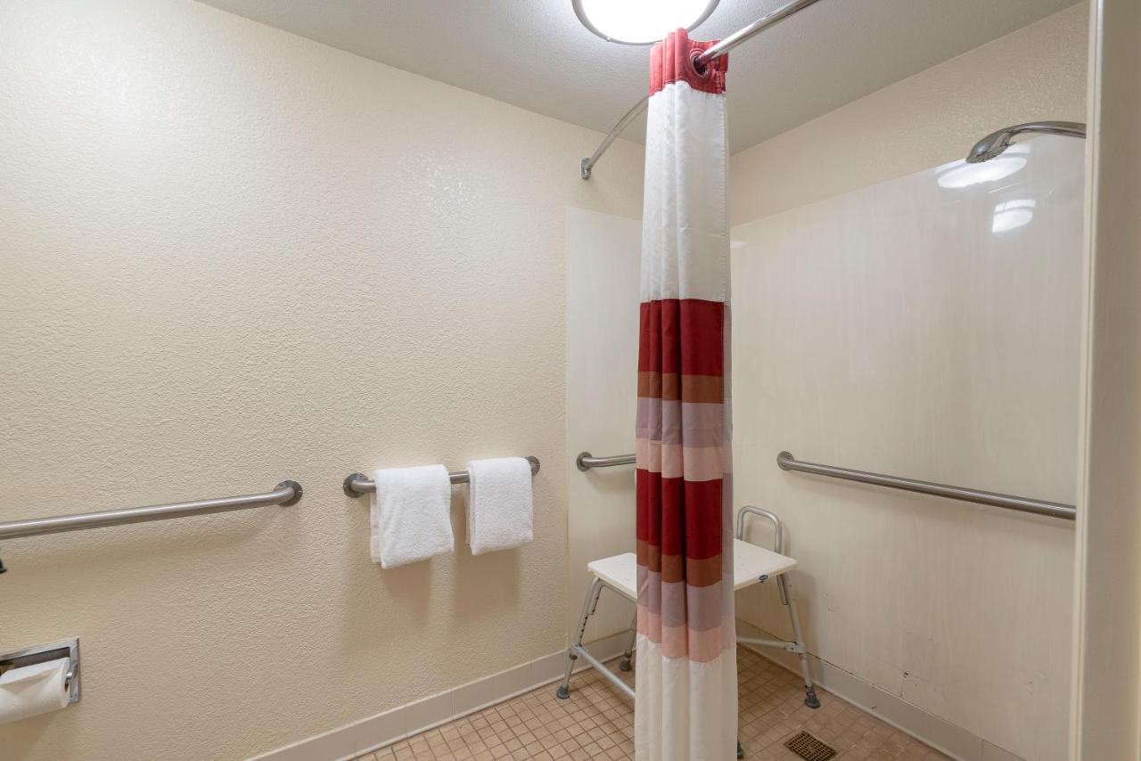 Standard Zimmer mit Kingsize-Bett – barrierefrei, rollstuhlgerechte Dusche, Nichtraucher