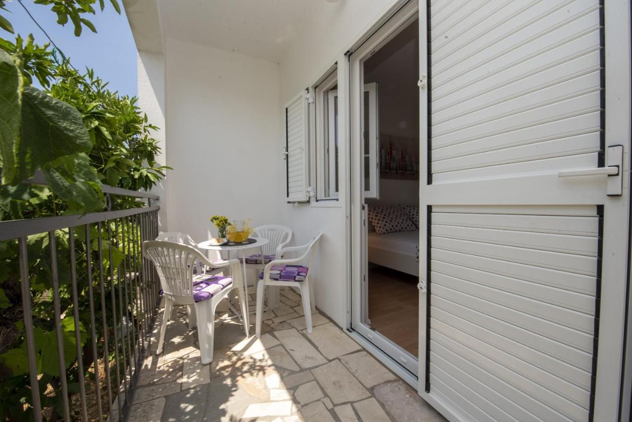 Spacious apartment Zivkovic with balcony, big garden and grill - B&B Rogoznica