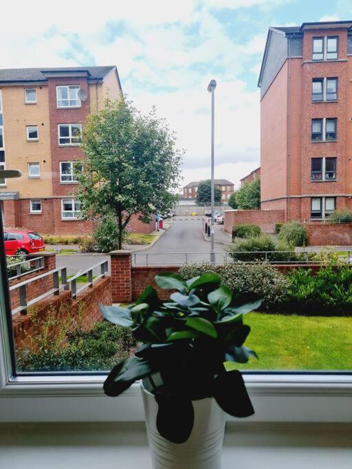 Stylish 2 bedroom Apartment / FREE Gated Parking - Ferienwohnung Glasgow