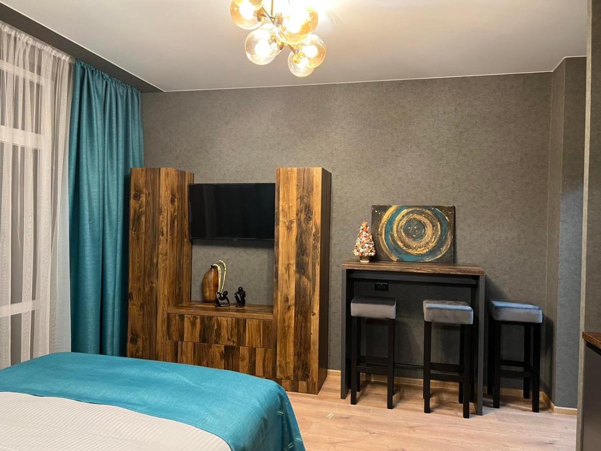 Luxury Triple Room Studio with balcon, Hnatyuka str. 3