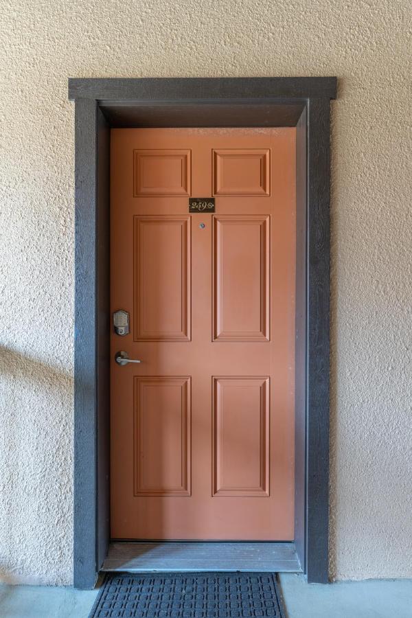 Tiki 259 - B&B