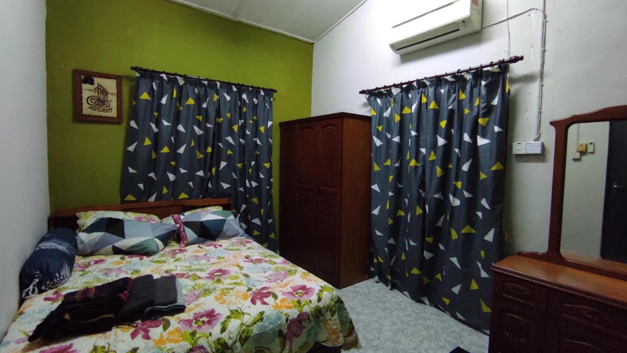 Homestay Opah Parit Buntar, Perak - B&B
