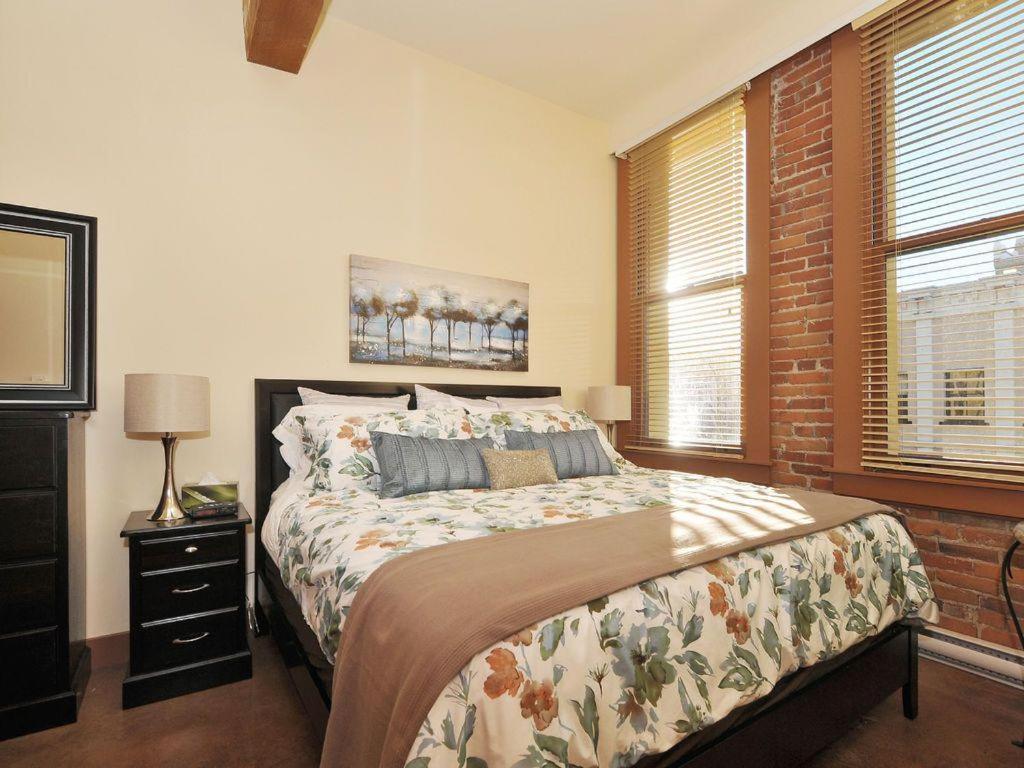 B&B Victoria - Just Listed! Gorgeous Luxury 2 Bedroom, 2 Bath Condo In Old Town Victoria - Bed and Breakfast Victoria