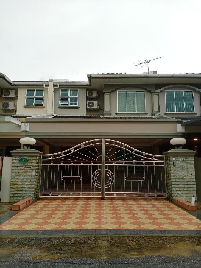 Sunny Homestay Kuching - LANDED 14 PAX - B&B